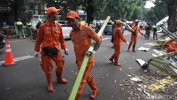 Pemerintah Kota Jakarta Selatan juga menyiapkan kendaraan operasional untuk membantu proses pemindahan dagangan dan perlengkapan usaha.