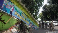 Sebelum tindakan ini dilakukan, Pemkot Jaksel telah melayangkan Surat Peringatan Ketiga (SP3) kepada pedagang loksem JS 25, 26, 30 (Jalan Barito) dan 96 (Jalan Gandaria Tengah III).