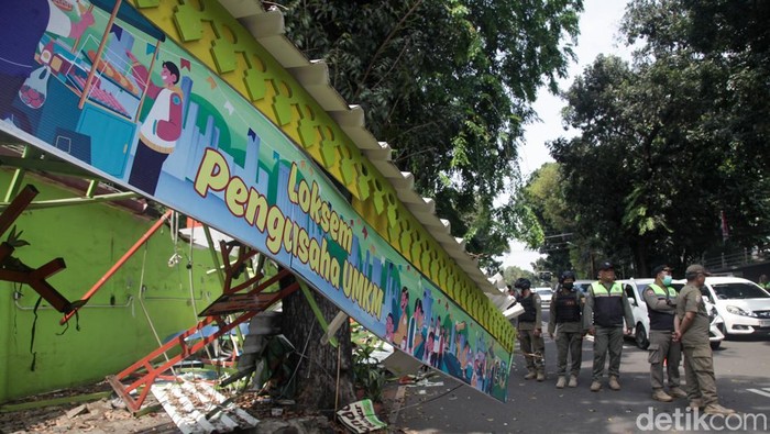 Bubur Barito Cs Dibongkar, Pedagang Kuliner Pindah ke Lenteng Agung Pembongkaran lokasi sementara (loksem) kuliner di kawasan Barito, Kebayoran Baru, Jakarta Selatan berlangsung pada Senin (27/10/2025). Alat berat dikerahkan untuk meratakan deretan kios pedagang yang selama ini dikenal sebagai sentra kuliner populer, seperti Bubur Barito dan Bakso Cinta Barito.