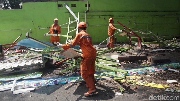 Bubur Barito Cs Dibongkar, Pedagang Kuliner Pindah ke Lenteng Agung Pembongkaran lokasi sementara (loksem) kuliner di kawasan Barito, Kebayoran Baru, Jakarta Selatan berlangsung pada Senin (27/10/2025). Alat berat dikerahkan untuk meratakan deretan kios pedagang yang selama ini dikenal sebagai sentra kuliner populer, seperti Bubur Barito dan Bakso Cinta Barito.