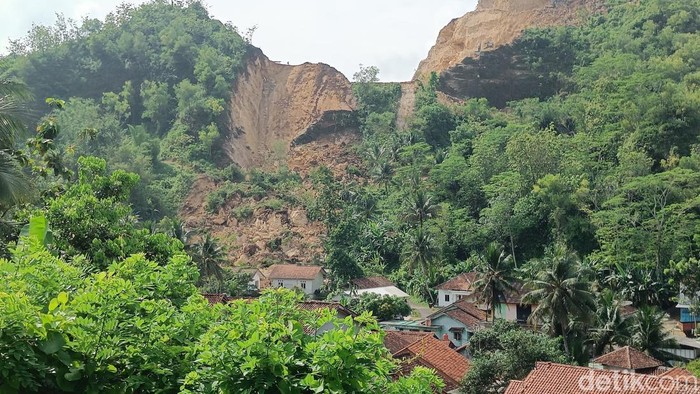 Bukit batu kapur area tambang semen yang longsor menimpa 3 rumah warga di Desa Darmakradenan, Ajibarang, Banyumas, Senin (27/10/2025). Bukit batu kapur area tambang semen yang longsor menimpa 3 rumah warga di Desa Darmakradenan, Ajibarang, Banyumas, Senin (27/10/2025).