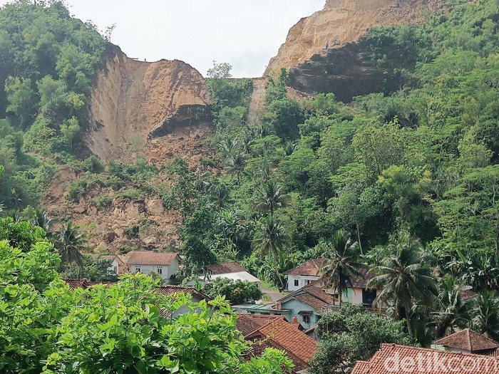 Belasan Warga Ngungsi Imbas Longsor Bukit Kapur di Banyumas