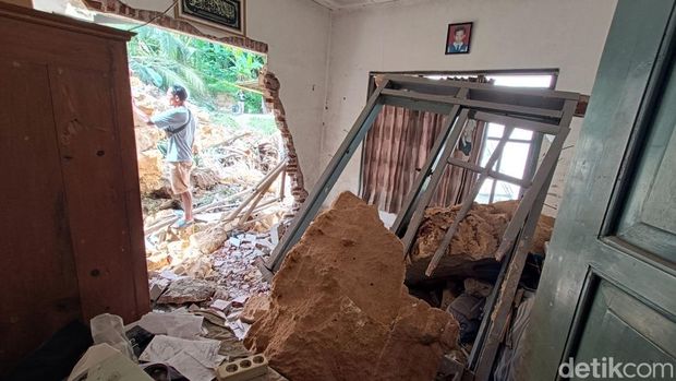 Bukit batu kapur area tambang semen yang longsor menimpa 3 rumah warga di Desa Darmakradenan, Ajibarang, Banyumas, Senin (27/10/2025). Bukit batu kapur area tambang semen yang longsor menimpa 3 rumah warga di Desa Darmakradenan, Ajibarang, Banyumas, Senin (27/10/2025).