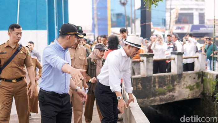 Bupati Bandung Dadang Supriatna saat melakukan inspeksi mendadak (sidak) ke Jalan Kopo Sayati, Kecamatan Margahayu, Kabupaten Bandung, Senin (27/10/2025) Bupati Bandung Dadang Supriatna saat melakukan inspeksi mendadak (sidak) ke Jalan Kopo Sayati, Kecamatan Margahayu, Kabupaten Bandung, Senin (27/10/2025)