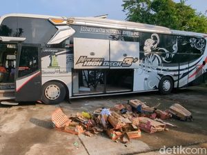 Detik-detik Bus Haryanto Terguling di Tol Batang Tewaskan 3 Orang