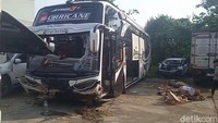 Penampakan Bus Terguling di Tol Batang yang Bikin 3 Orang Tewas-20 Luka Penampakan Bus Terguling di Tol Batang yang Bikin 3 Orang Tewas-20 Luka
