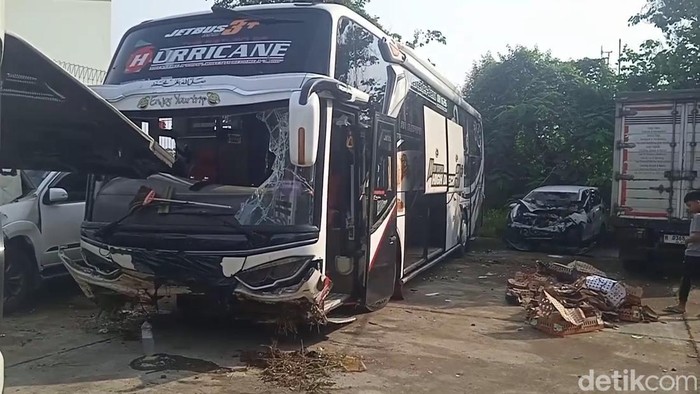 Bus PO Haryanto Kondisi bus PO Haryanto usai mengalami kecelakaan tunggal di tol Batang.
