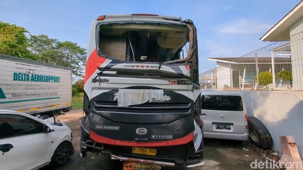 Bus PO Haryanto Kondisi bus PO Haryanto usai mengalami kecelakaan tunggal di tol Batang.