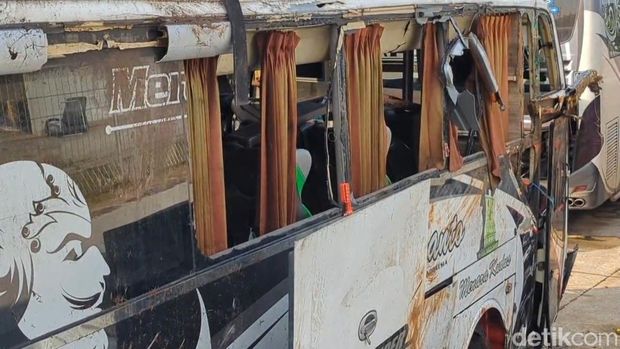 Bus PO Haryanto Kondisi bus PO Haryanto usai mengalami kecelakaan tunggal di tol Batang.