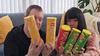 Di dalam tabung tersebut, Anthony dan Vanessa mendapatkan lima tabung keripik kentang dengan ukuran normal. Ada tiga varian rasa yang ditambahkan dalam kemasan raksasa tersebut. Foto: TikTok/foodiestablenz