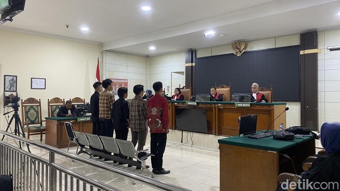 Demo Mahasiswa Semarang Suasana sidang putusan kelima mahasiswa di Pengadilan Negeri (PN) Semarang, Kecamatan Semarang Barat, Kota Semarang, Senin (27/10/2025).