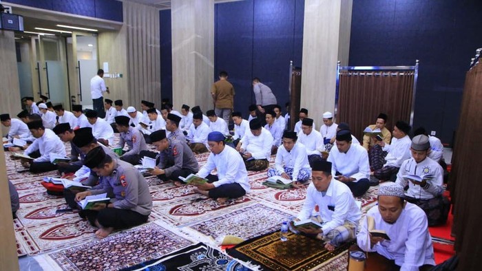 Divisi Humas Polri menggelar khataman Al-Qurβan menjelang peringatan HUT ke-74 Divisi Humas Polri menggelar khataman Al-Qurβan menjelang peringatan hari jadi ke-74. (dok istimewa)