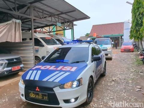 Dua jenazah korban kecelakaan bus di Tol Batang diberangkatkan dari RSUD Kalisari Batang ke rumah duka di Pati, Senin (27/10/2025).