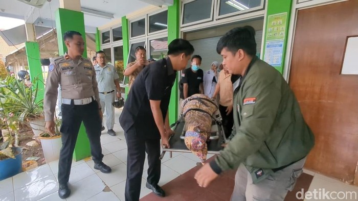 Dua jenazah korban kecelakaan bus di Tol Batang diberangkatkan dari RSUD Kalisari Batang ke rumah duka di Pati, Senin (27/10/2025). Dua jenazah korban kecelakaan bus di Tol Batang diberangkatkan dari RSUD Kalisari Batang ke rumah duka di Pati, Senin (27/10/2025).
