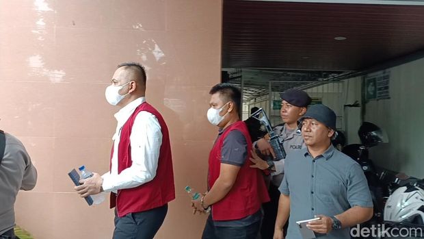 Dua perwira Bidpropam Polda NTB digiring saat menjalani sidang dakwaan terkait pembunuhan Brigadir Nurhadi di PN Mataram, Senin (27/10/2027). (Foto : Abdurrasyid Efendi/detikBali) Dua perwira Bidpropam Polda NTB digiring saat menjalani sidang dakwaan terkait pembunuhan Brigadir Nurhadi di PN Mataram, Senin (27/10/2027). (Foto : Abdurrasyid Efendi/detikBali)