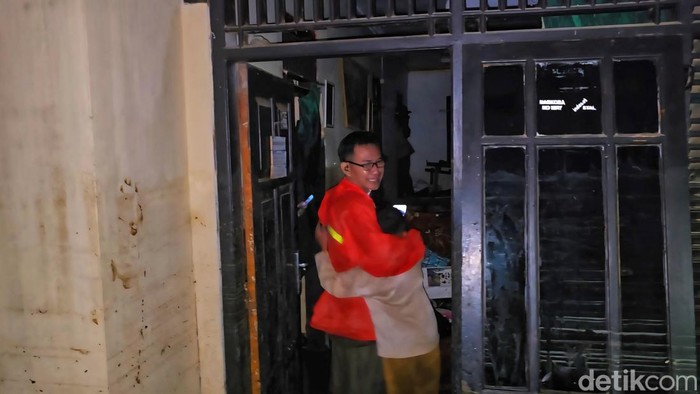 Dudun (Jaket oranye) menangis melihat seluruh barang di dalam rumahnya porak poranda dihantam banjir bandang Dudun (Jaket oranye) menangis melihat seluruh barang di dalam rumahnya porak poranda dihantam banjir bandang