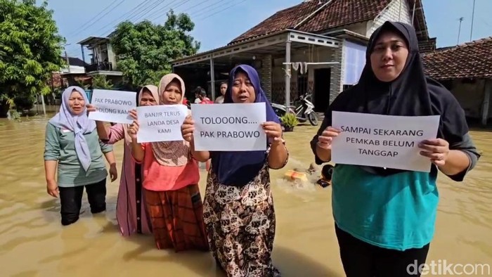 Emak-emak Korban Banjir Pati Sambat ke Prabowo Emak-emak menggelar aksi minta bantuan kepada Presiden Prabowo Subianto karena Desa Ketitang Wetan Kecamatan Batangan, menjadi langganan banjir, Senin (27/10/2025).