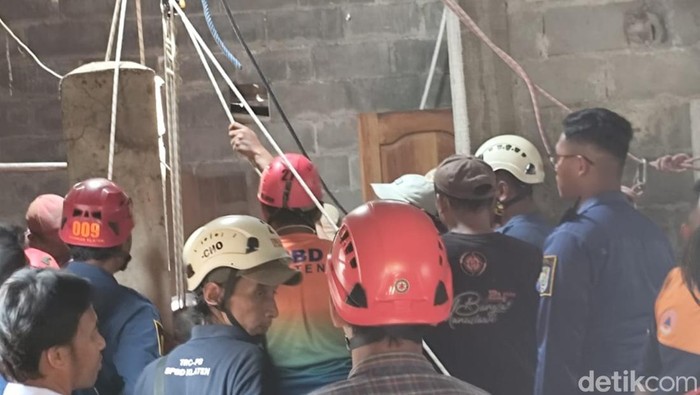 Evakuasi nenek tercebur sumur di Sudimoro, Tulung, Klaten Evakuasi nenek tercebur sumur di Sudimoro, Tulung, Klaten, Senin (27/10/2025).