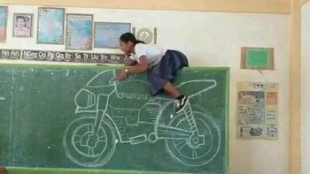 Seorang siswa menaiki papan tulis dengan gambar motor kapur, berpose seperti sedang mengendarai motor sungguhan di kelas. Foto: Chameleonmemes