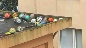 Sepak bola di atap Foto: Chameleonmemes