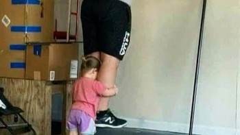 Bocil super kuat mengangkat ayahnya. Foto: Chameleonmemes