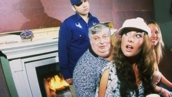 Berselancar di papan luncur Foto: Chameleonmemes