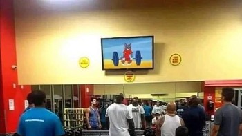 Tom melakukan deadlift Foto: Chameleonmemes