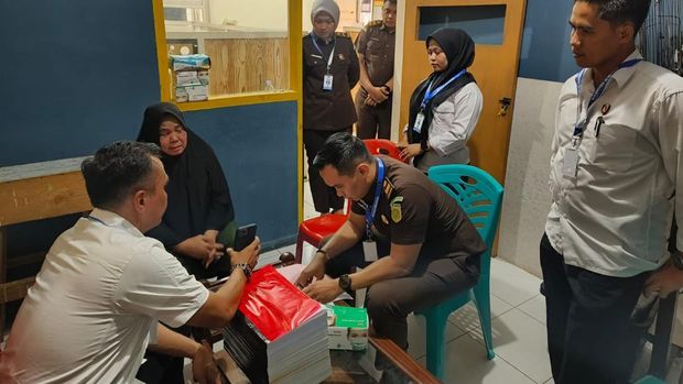 Gembong narkoba asal Inhu Riau, Mak Gadih (berkerudung hitam) diserahkan ke Kejari Inhu untuk segera diadili. Gembong narkoba asal Inhu Riau, Mak Gadih (berkerudung hitam) diserahkan ke Kejari Inhu untuk segera diadili di kasus TPPU narkoba, Senin (27/10/2025).