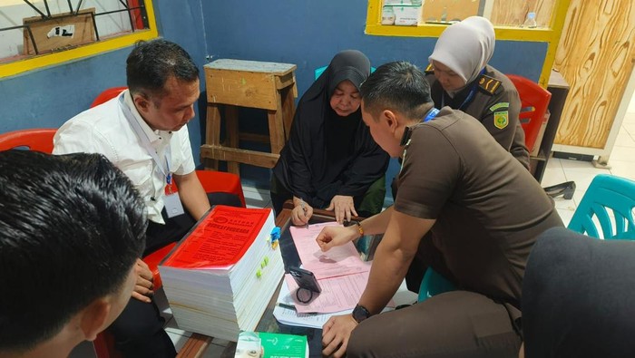 Gembong narkoba asal Inhu Riau, Mak Gadih (berkerudung hitam) diserahkan ke Kejari Inhu untuk segera diadili. Gembong narkoba asal Inhu Riau, Mak Gadih (berkerudung hitam) diserahkan ke Kejari Inhu untuk segera diadili di kasus TPPU narkoba, Senin (27/10/2025).