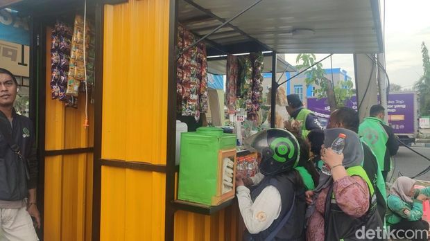 Gerai Ojol Kamtibmas Mart di Polresta Sidoarjo diserbu para pengemudui ojek online. Gerai Ojol Kamtibmas Mart di Polresta Sidoarjo diserbu para pengemudui ojek online.
