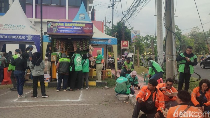 Gerai Ojol Kamtibmas Mart di Polresta Sidoarjo diserbu para pengemudui ojek online. Gerai Ojol Kamtibmas Mart di Polresta Sidoarjo diserbu para pengemudui ojek online.