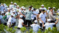 Wakil Presiden Gibran Rakabuming Raka (tengah) bersama Gubernur Banten Andra Soni (kedua kanan) dan Kapolda Banten Irjen Pol Hengki (kanan) berjalan usai menanam bibit mangrove saat mengunjungi Taman Mangrove Ketapang di Mauk, Kabupaten Tangerang, Banten, Senin (27/10/2025). ANTARA FOTO/Putra M. Akbar