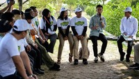 Setibanya di lokasi, Gibran langsung berinteraksi dengan para aktivis lingkungan dan kelompok masyarakat yang selama ini terlibat dalam pelestarian mangrove di pesisir utara Tangerang. Mereka menjelaskan upaya menjaga kawasan yang sebelumnya mengalami penyusutan lahan akibat alih fungsi. ANTARA FOTO/Putra M. Akbar