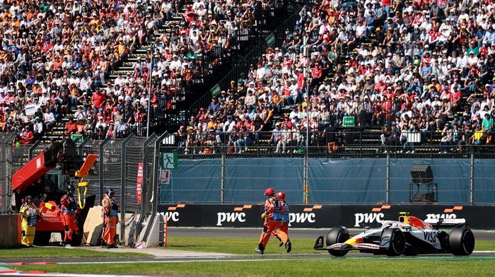 gp meksiko f1 2025 gp meksiko 2025 liam lawson MEXICO CITY, MEXICO - OCTOBER 26: Liam Lawson of New Zealand driving the (30) Visa Cash App Racing Bulls VCARB 02 stops by a marshal post during the F1 Grand Prix of Mexico at Autodromo Hermanos Rodriguez on October 26, 2025 in Mexico City, Mexico. (Photo by Hector Vivas/Getty Images)