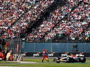 Momen Ngeri Marshal Nyaris Tertabrak Mobil F1 di GP Meksiko