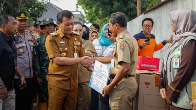 Ahmad Luthfi Salurkan Bantuan Senilai Rp 410 juta ke Korban Banjir Genuk