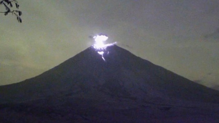 Gunung Semeru luncurkan lava pijar sejauh 2 km Gunung Semeru luncurkan lava pijar sejauh 2 km