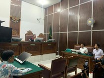 Video: Hakim Tolak Praperadilan Delpedro, Pendukung Layangkan Kartu Merah