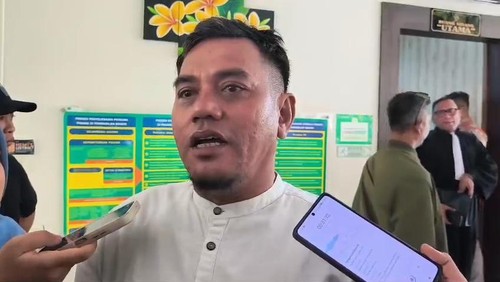 Hambali, kakak Brigadir Muhammad Nurhadi saat ditemui di PN Mataram, Senin (27/10/2025). (Foto: Abdurrasyid Efendi/detikBali)