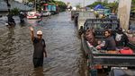 Hari Keenam Banjir Pantura Semarang, Kendaraan Masih Merayap