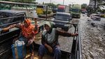 Hari Keenam Banjir Pantura Semarang, Kendaraan Masih Merayap