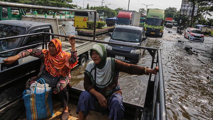 Hari Keenam Banjir Pantura Semarang, Kendaraan Masih Merayap Sejumlah kendaraan berjalan perlahan saat berusaha menembus banjir yang masih menggenangi  jalur utama pantura Semarang-Surabaya di Jalan Kaligawe Raya, Semarang, Jawa Tengah, Senin (27/10/2025). Menurut petugas gabungan setempat, memasuki hari keenam banjir di wilayah tersebut mengalami penurunan dari 70 centimeter pada Jumat (24/10) kini menjadi sekitar 20-50 centimeter pada Senin (27/10) dan petugas kepolisian setempat mengimbau pengendara motor dan mobil pribadi berukuran kecil mencari jalur alternatif lain karna debit air di sejumlah titik banjir masih belum stabil. ANTARA FOTO/Makna Zaezar