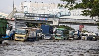 Sejumlah kendaraan tampak berjalan perlahan sambil menerobos genangan di beberapa titik. Kendaraan besar seperti truk dan bus masih bisa melaju, sementara mobil kecil dan sepeda motor terlihat kesulitan menjaga keseimbangan karena kondisi air yang belum stabil. ANTARA FOTO/Makna Zaezar