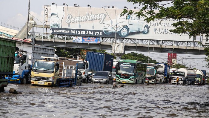 Hari Keenam Banjir Pantura Semarang, Kendaraan Masih Merayap Sejumlah kendaraan berjalan perlahan saat berusaha menembus banjir yang masih menggenangi jalur utama pantura Semarang-Surabaya di Jalan Kaligawe Raya, Semarang, Jawa Tengah, Senin (27/10/2025). Menurut petugas gabungan setempat, memasuki hari keenam banjir di wilayah tersebut mengalami penurunan dari 70 centimeter pada Jumat (24/10) kini menjadi sekitar 20-50 centimeter pada Senin (27/10) dan petugas kepolisian setempat mengimbau pengendara motor dan mobil pribadi berukuran kecil mencari jalur alternatif lain karna debit air di sejumlah titik banjir masih belum stabil. ANTARA FOTO/Makna Zaezar