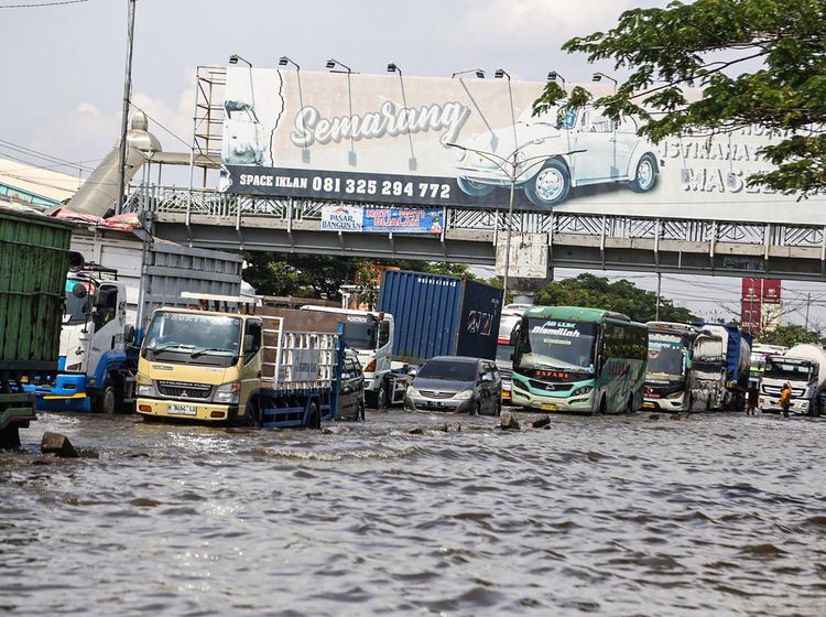 Hari Keenam Banjir Pantura Semarang, Kendaraan Masih Merayap