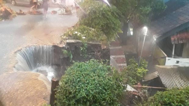 Hujan deras mengakibatkan tebing jalan di kawasan pemukiman longsor di Kelurahan Bondongan, Kecamatan Bogor Selatan, Kota Bogor. (dok. ist) Hujan deras mengakibatkan tebing jalan di kawasan pemukiman longsor di Kelurahan Bondongan, Kecamatan Bogor Selatan, Kota Bogor. (dok. ist)