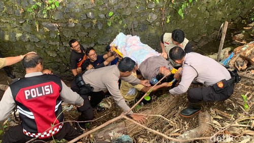 Proses evakuasi Ni Nengah Sukerni yang terperosok ke jurang di Bangli (27/10/2025).