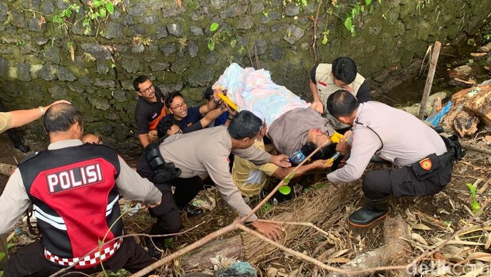 Ibu-ibu Jatung ke Jurang Proses evakuasi Ni Nengah Sukerni yang terperosok ke jurang di Bangli (27/10/2025).