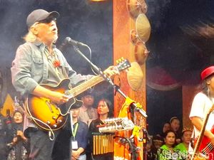 Iwan Fals Getarkan Panggung Irau Malinau, Kenalkan 2 Lagu Baru