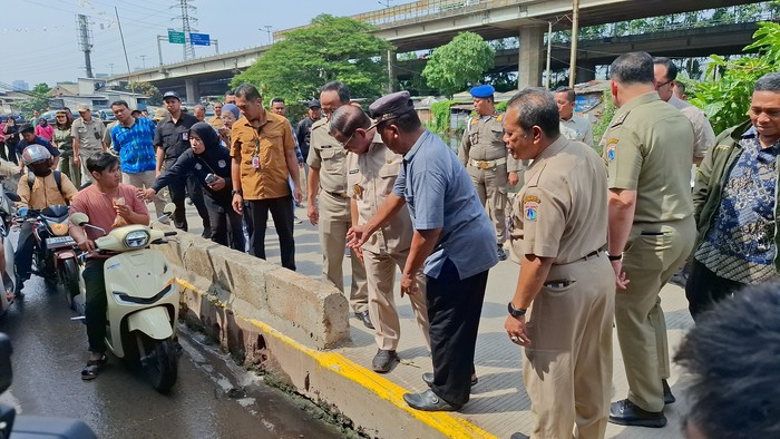 Jalan di Jakut tinggi sebelah (Belia/detikcom)